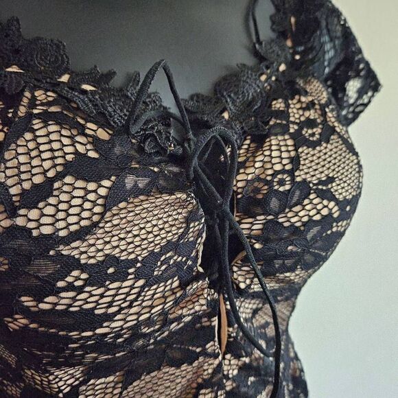 Top Chic Sheer Lace Romper - Picture 3 of 11